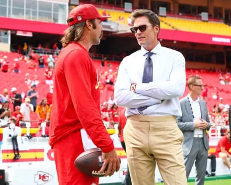 Tom Brady draws fan criticism as showing up in Raiders team booth